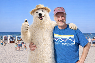 Bernd Motschmann zusammen mit dem Maskottchen